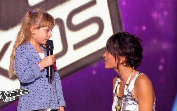 Gloria et sa coach Jenifer dans The Voice Kids sur TF1. Episode 1 diffusé le samedi 23 août 2014 sur TF1.
