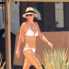Exclusif - Courteney Cox, superbe en bikini à 50 ans, et son fiancé Johnny McDaid en vacances à Cabo San Lucas, le 24 août 2014.