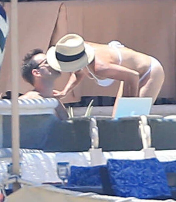 Exclusif - Courteney Cox et son fiancé Johnny McDaid s'embrassent en vacances à Cabo San Lucas, le 24 août 2014.