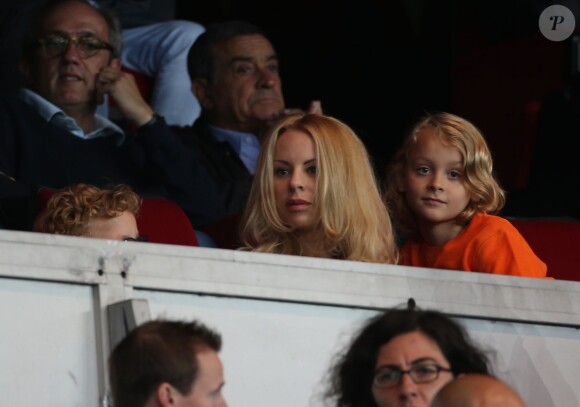 Helena Seger et ses enfants Maximillian et Vincent lors du match entre le Paris Saint-Germain et l'AS Saint-Etienne, au Parc des Princes à Paris le 31 août 2014