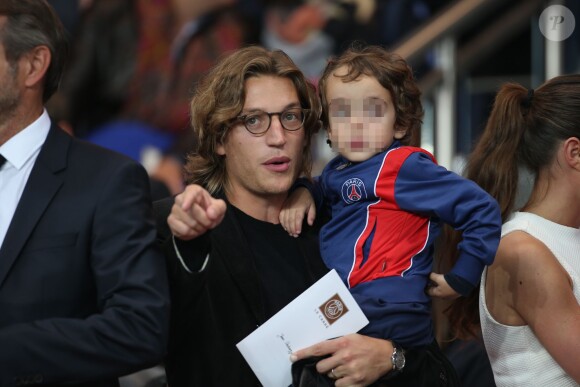 Jean Sarkozy et son fils Solal au Parc des Princes le 31 août 2014 lors du match de Ligue 1 PSG-ASSE. Une rencontre marquée par le festival parisien, 5 à 0.