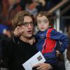 Jean Sarkozy et son fils Solal au Parc des Princes le 31 août 2014 lors du match de Ligue 1 PSG-ASSE. Une rencontre marquée par le festival parisien, 5 à 0.
