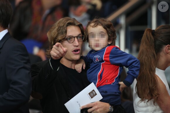 Jean Sarkozy et son fils Solal au Parc des Princes le 31 août 2014 lors du match de Ligue 1 PSG-ASSE. Une rencontre marquée par le festival parisien, 5 à 0.