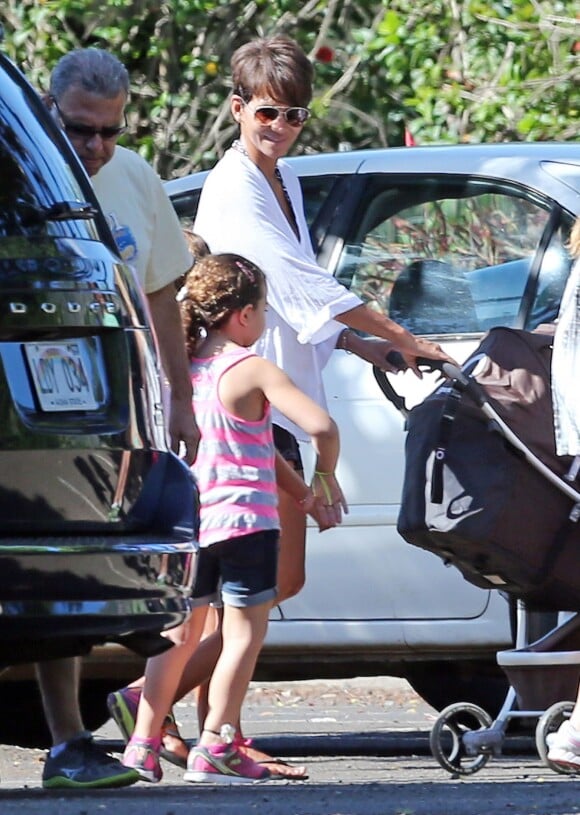 Halle Berry, son fils Maceo et sa petite Nahla en vacances à Hawaï, le 28 août 2014