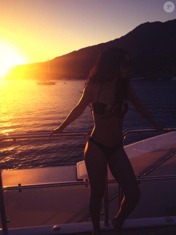 Rihanna profite d'un coucher de soleil lors de ses vacances en Méditerranée. Août 2014.