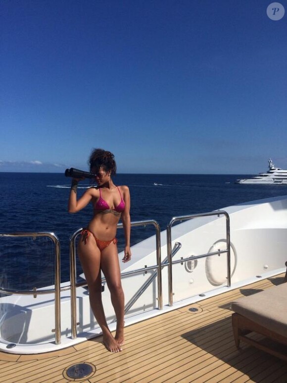Rihanna, torride en bikini, profite de vacances en Méditerranée. Août 2014.