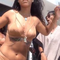 Rihanna : Craquante en bikini, elle débarque en France pour les vacances