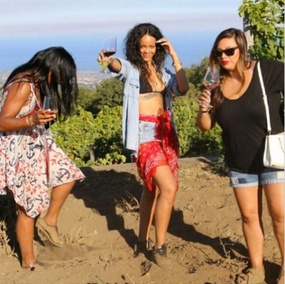 Rihanna, verre de vin en main, profite de ses vacances en Méditerranée. Août 2014.