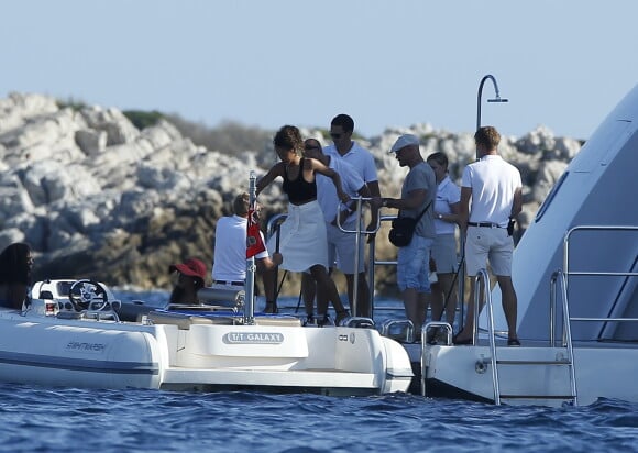 En vacances en Méditerranée à bord du yacht Galaxy, Rihanna est allée dîner au restaurant de l'hôtel du Cap-Eden-Roc à Antibes. Le 3 septembre 2014.