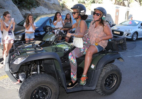 Exclusif - Rihanna part pour une balade en quad avec ses amis. Calvi, le 1er septembre 2014.