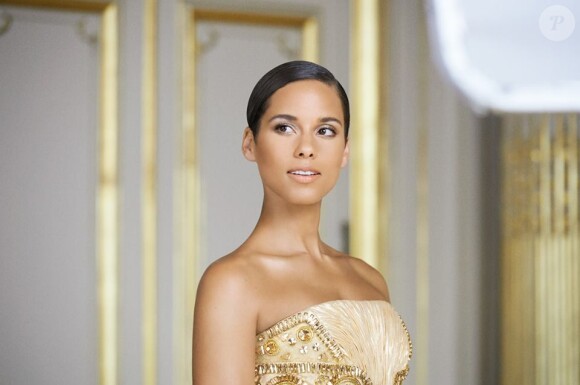 Alicia Keys pose pour Dahlia Divin, le nouveau parfum féminin de Givenchy.