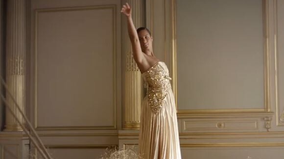 Alicia Keys : Lumineuse égérie enceinte pour Givenchy