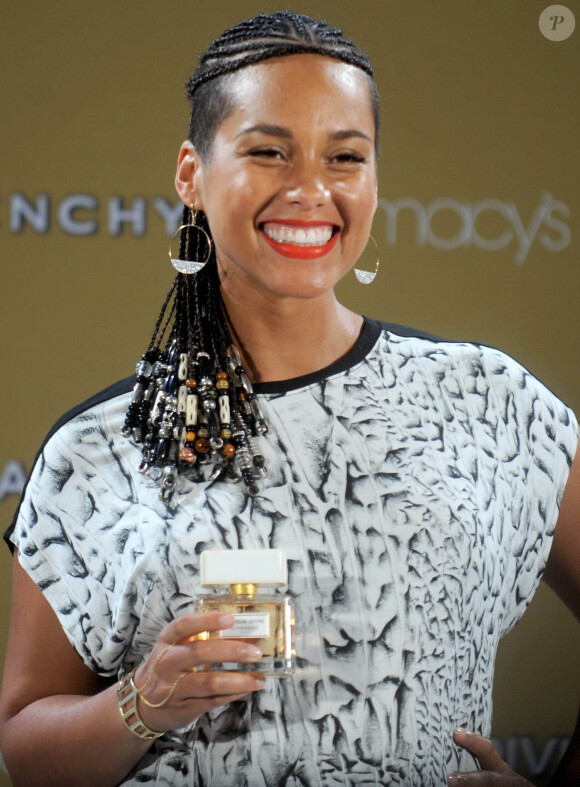 Alicia Keys assiste au lancement du nouveau parfum Dahlia Divin de Givenchy au centre commercial Macy's Herald Square. New York, le 2 septembre 2014.