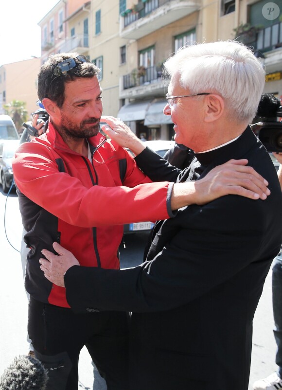 Jérôme Kerviel et Mgr Jean-Michel Di Falco à Vintimille en Italien le 17 mai 2014.