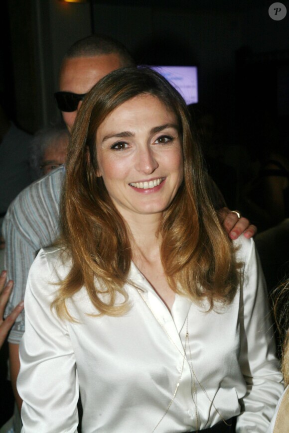 Julie Gayet lors de la soirée pour le 10e anniversaire du restaurant "Dans le Noir" à Paris, le 14 juillet 2014.