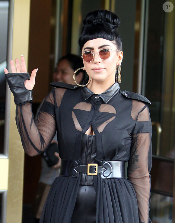 Frange et chignon, la combinaison sexy de Lady Gaga