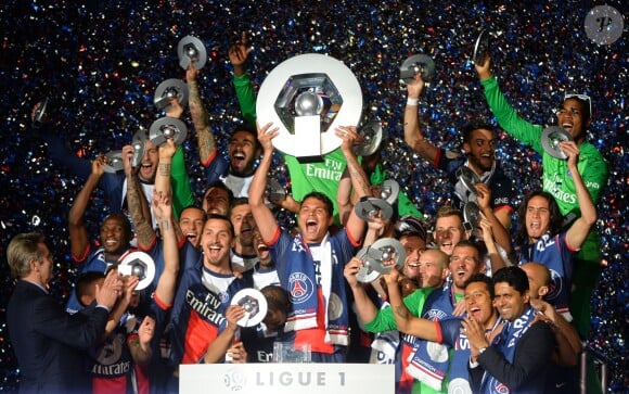 Thiago Silva et ses partenaires du PSG soulève le trophé de champion de France après le match entre le PSG et le Montpellier HSC, le 17 mai 2014 au Parc des Princes à Paris