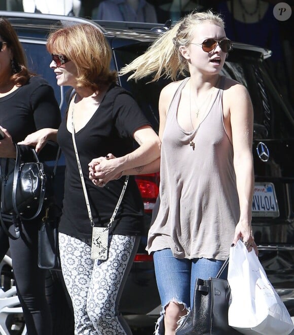 Frances Fisher et sa fille Francesca Eastwood déjeunent avec des amies à Beverly Hills, le 23 août 2014