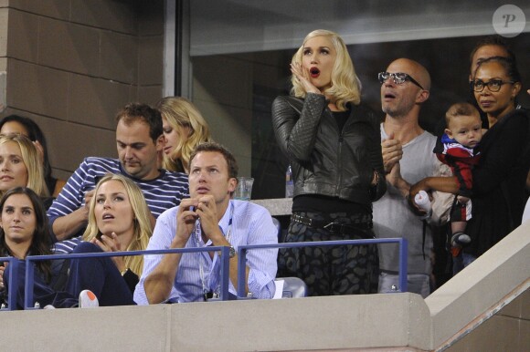 Gwen Stefani et son fils Apollo lors du quart de finale entre Gaël Monfils et Roger Federer à l'US Open, à l'USTA Billie Jean King National Tennis Center de New York, le 4 septembre 2014