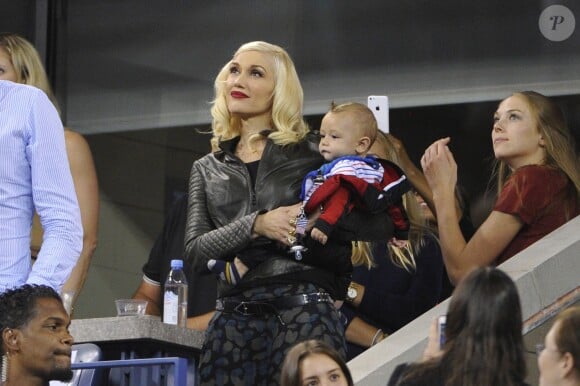 Gwen Stefani et son fils Apollo lors du quart de finale entre Gaël Monfils et Roger Federer à l'US Open, à l'USTA Billie Jean King National Tennis Center de New York, le 4 septembre 2014