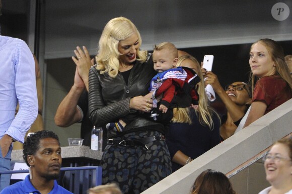 Gwen Stefani et son fils Apollo lors du quart de finale entre Gaël Monfils et Roger Federer à l'US Open, à l'USTA Billie Jean King National Tennis Center de New York, le 4 septembre 2014