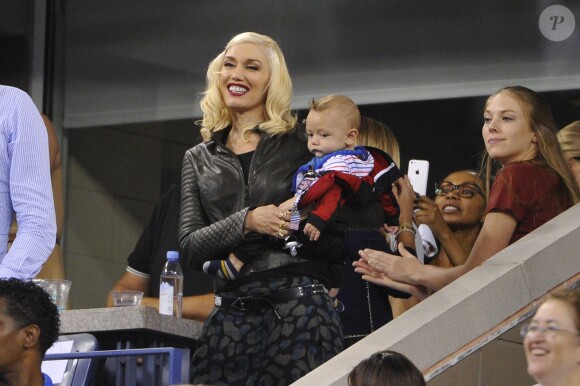 Gwen Stefani et son fils Apollo lors du quart de finale entre Gaël Monfils et Roger Federer à l'US Open, à l'USTA Billie Jean King National Tennis Center de New York, le 4 septembre 2014