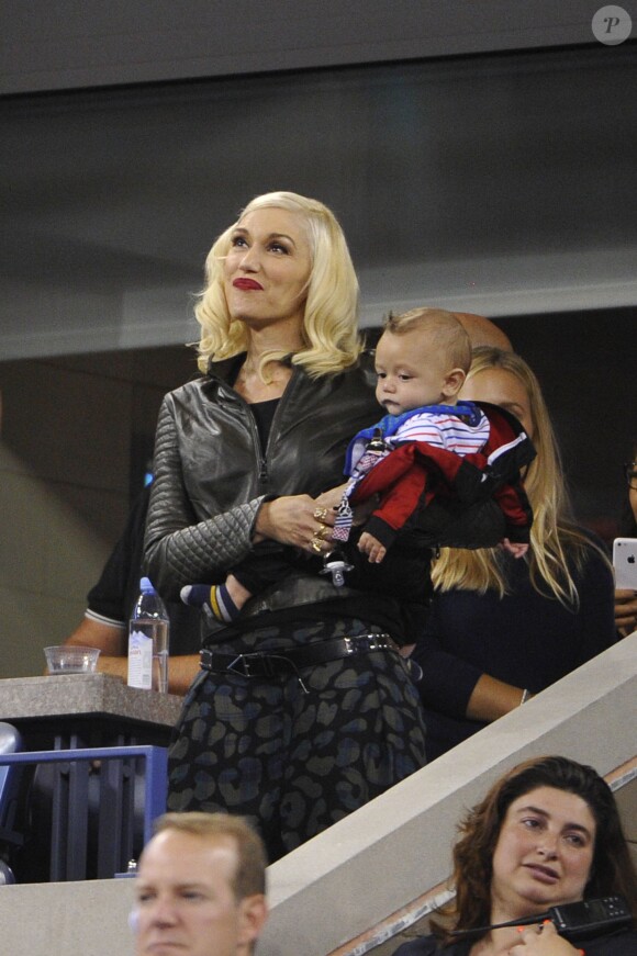Gwen Stefani et son fils Apollo lors du quart de finale entre Gaël Monfils et Roger Federer à l'US Open, à l'USTA Billie Jean King National Tennis Center de New York, le 4 septembre 2014
