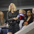Gwen Stefani et son fils Apollo lors du quart de finale entre Gaël Monfils et Roger Federer à l'US Open, à l'USTA Billie Jean King National Tennis Center de New York, le 4 septembre 2014