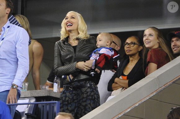 Gwen Stefani et son fils Apollo lors du quart de finale entre Gaël Monfils et Roger Federer à l'US Open, à l'USTA Billie Jean King National Tennis Center de New York, le 4 septembre 2014