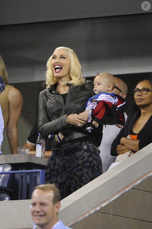 Gwen Stefani et son fils Apollo lors du quart de finale entre Gaël Monfils et Roger Federer à l'US Open, à l'USTA Billie Jean King National Tennis Center de New York, le 4 septembre 2014