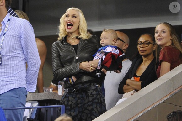 Gwen Stefani et son fils Apollo lors du quart de finale entre Gaël Monfils et Roger Federer à l'US Open, à l'USTA Billie Jean King National Tennis Center de New York, le 4 septembre 2014