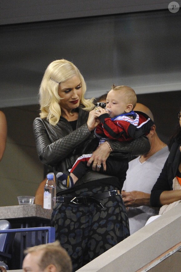 Gwen Stefani et son fils Apollo lors du quart de finale entre Gaël Monfils et Roger Federer à l'US Open, à l'USTA Billie Jean King National Tennis Center de New York, le 4 septembre 2014