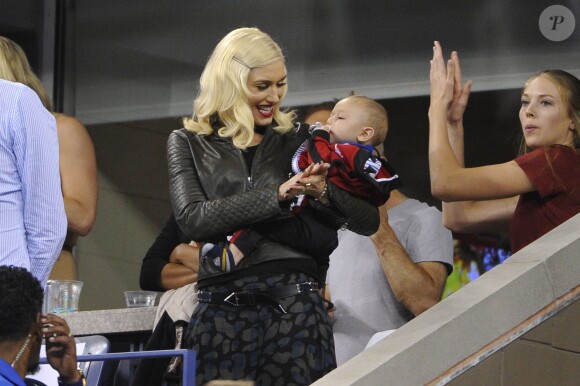 Gwen Stefani et son fils Apollo lors du quart de finale entre Gaël Monfils et Roger Federer à l'US Open, à l'USTA Billie Jean King National Tennis Center de New York, le 4 septembre 2014