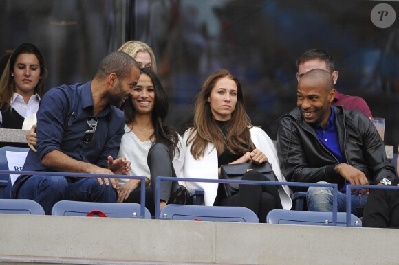 Tony Parker et Thierry Henry avec leurs amoureuses respectives Axelle Francine et Andrea Rajacic devant la finale de l'US Open le 8 septembre 2014. 