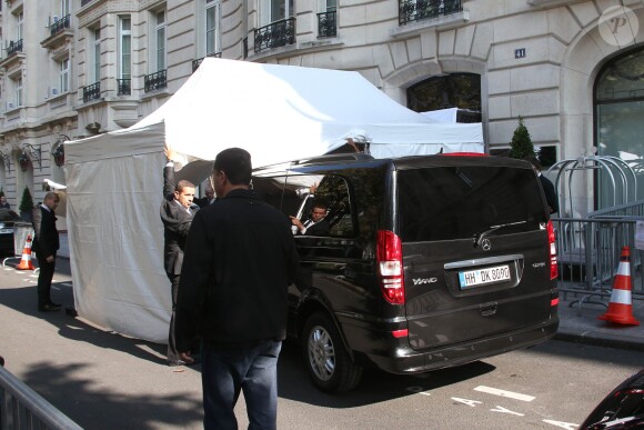 Jay Z et Blue Ivy Carter arrivent en van noir au Royal Monceau. Une tante a été installée à l'entrée de l'hôtel pour protéger le rappeur et sa fille des photographes. Paris, le 10 septembre 2014.