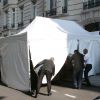 Jay Z et Blue Ivy Carter arrivent en van noir au Royal Monceau. Une tante a été installée à l'entrée de l'hôtel pour protéger le rappeur et sa fille des photographes. Paris, le 10 septembre 2014.
