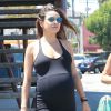 Mila Kunis, très enceinte, est allée déjeuner avec une amie après un cours de yoga à Los Angeles, le 23 août 2014