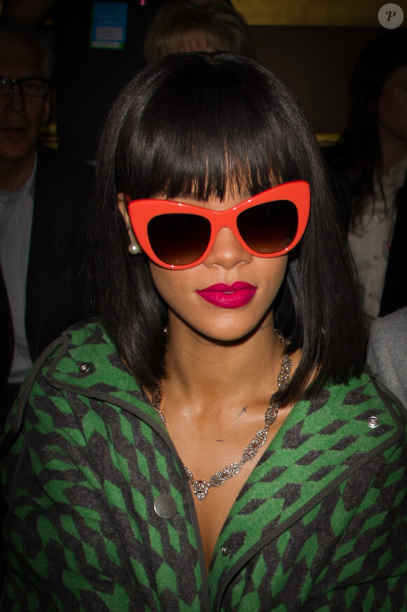Rihanna adopte la carré frangé strict