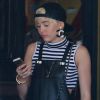 Miley Cyrus adopte un pixie cut avec une frange