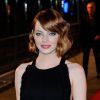 Emma Stone opte pour le carré frangé ondulé