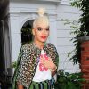 Rita Ora porte sa frange avec un chignon