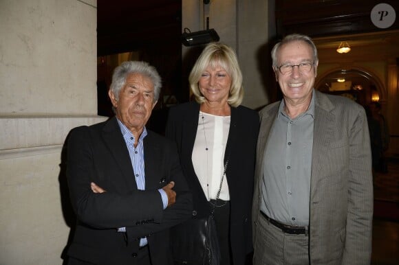 Philippe Gildas et sa femme Maryse et Bernard Lecoq lors de la générale de la pièce "Un dîner d'adieu" au Théâtre Edouard Vll à Paris le 15 septembre 2014