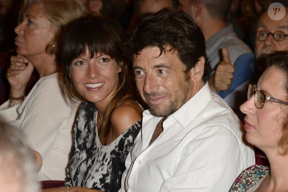 Patrick Bruel et sa compagne Caroline lors de la générale de la pièce "Un dîner d'adieu" au Théâtre Edouard Vll à Paris le 15 septembre 2014