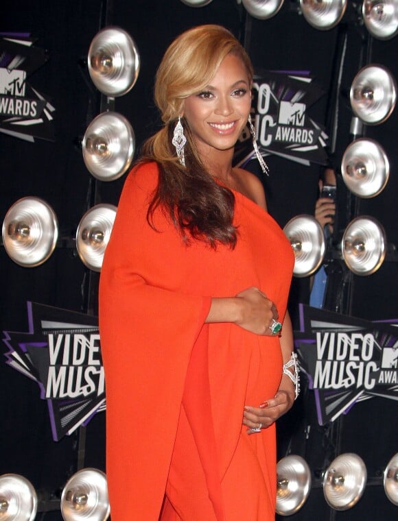 Beyoncé, enceinte, fin août 2011, dévoile son heureux événement lors des MTV VMA