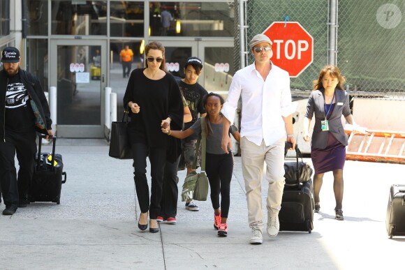 Angelina Jolie et Brad Pitt arrivent à l'aéroport de Los Angeles avec leurs enfants en provenance de Londres, le 14 juin 2014. 