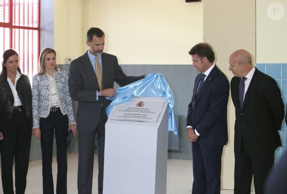Letizia et Felipe VI d'Espagne dévoilant une plaque comméorative. Le couple royal a procédé le 16 septembre 2014 à l'inauguration de l'année scolaire 2014-2015 à l'occasion d'une visite à l'école Ben-Cho-Shey de Pereiro de Aguiar, commune de la province d'Ourense.