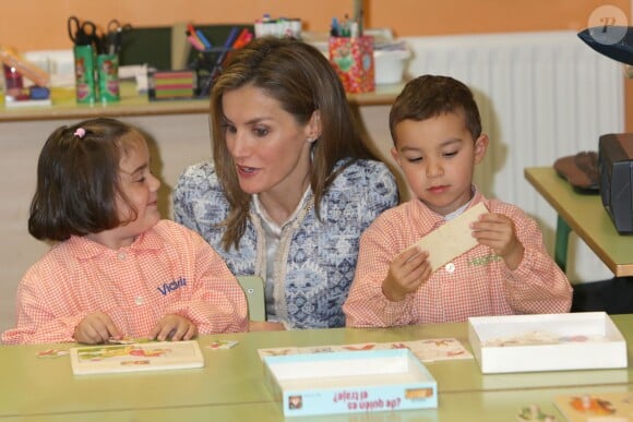 Letizia, coqueluche des enfants, et Felipe VI d'Espagne ont procédé le 16 septembre 2014 à l'inauguration de l'année scolaire 2014-2015 à l'occasion d'une visite à l'école Ben-Cho-Shey de Pereiro de Aguiar, commune de la province d'Ourense.