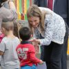 Un tendresse toute maternelle en mission officielle... Letizia et Felipe VI d'Espagne ont procédé le 16 septembre 2014 à l'inauguration de l'année scolaire 2014-2015 à l'occasion d'une visite à l'école Ben-Cho-Shey de Pereiro de Aguiar, commune de la province d'Ourense.