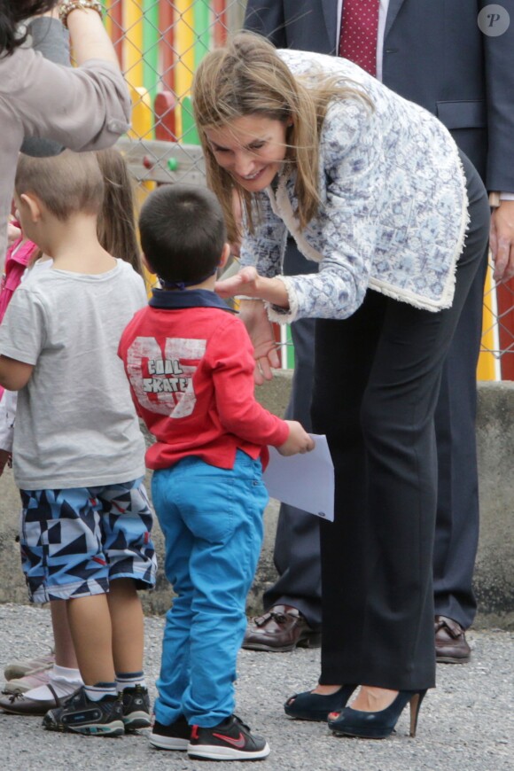 Un tendresse toute maternelle en mission officielle... Letizia et Felipe VI d'Espagne ont procédé le 16 septembre 2014 à l'inauguration de l'année scolaire 2014-2015 à l'occasion d'une visite à l'école Ben-Cho-Shey de Pereiro de Aguiar, commune de la province d'Ourense.