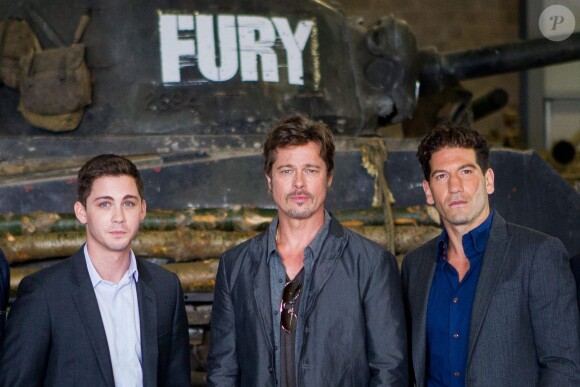 Logan Lerman, Brad Pitt, Jon Bernthal pendant un photocall pour le film Fury au Tank Museum, Bovington, Dorset, le 28 août 2014.